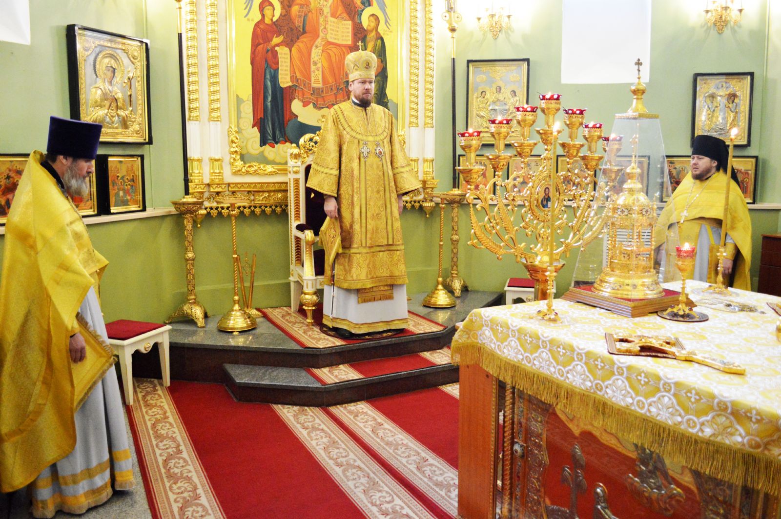Глава Приморской митрополии совершил литургию в Покровском соборе
