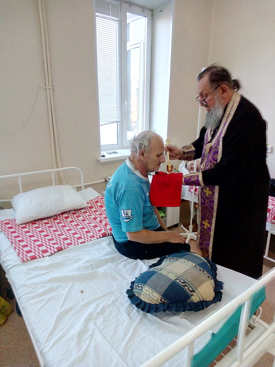 Визит священника в городскую больницу.