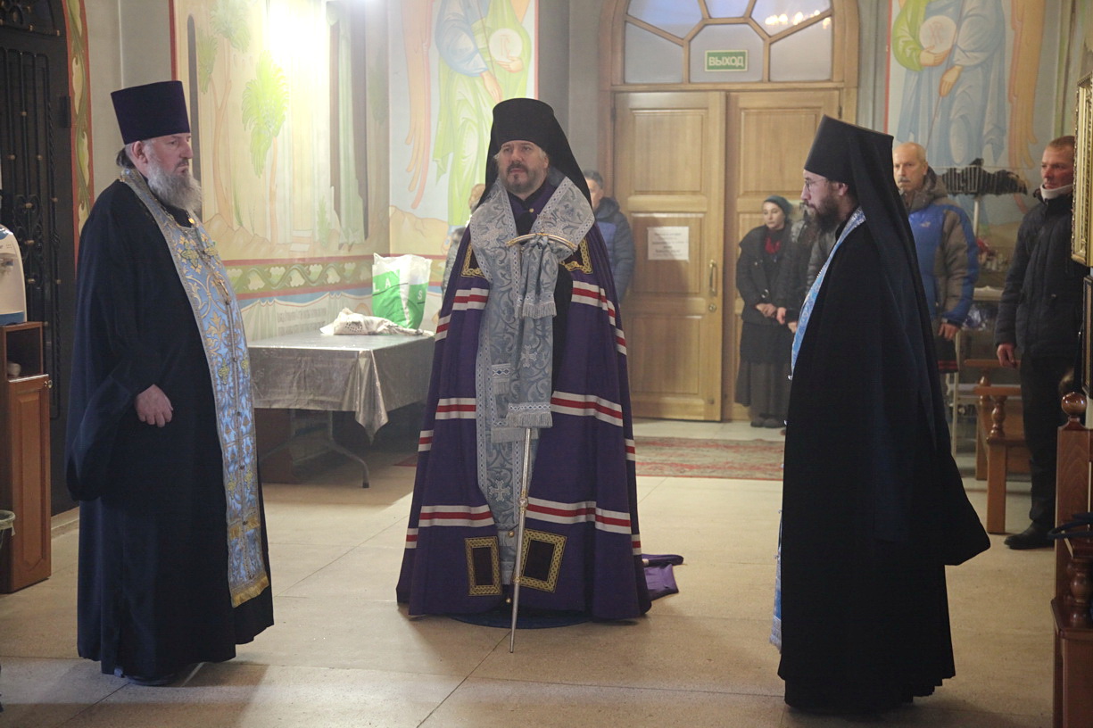 В канун праздника Введения во храм Пресвятой Богородицы епископ Николай возглавил всенощное бдение в Казанском соборе.