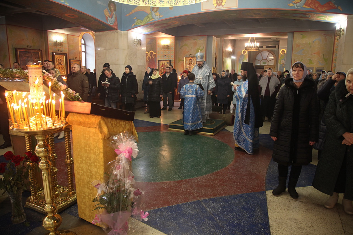 В неделю 25-ю по Пятидесятнице епископ Николай возглавил служение Божественной литургии в Казанском Кафедральном соборе