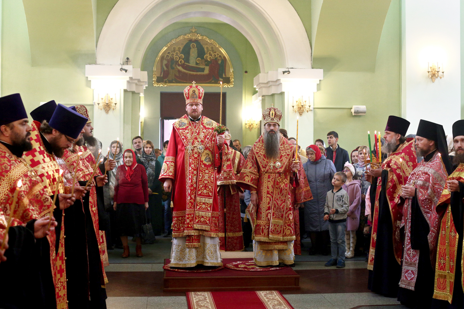 Митрополит Владимир и епископ Иннокентий возглавили Великую Пасхальную вечерню в Покровском соборе