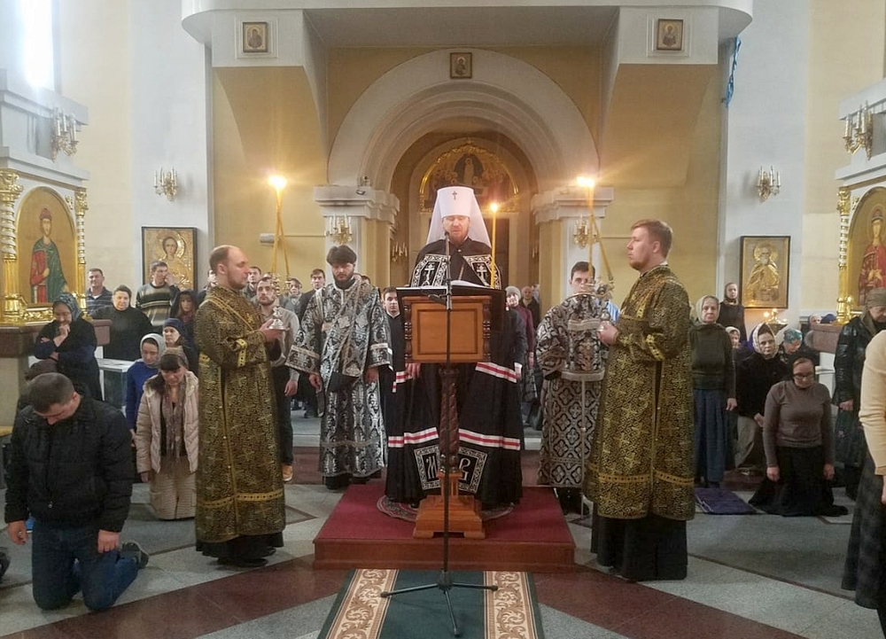 Митрополит Владимир совершил повечерие с чтением покаянного канона в Покровском соборе