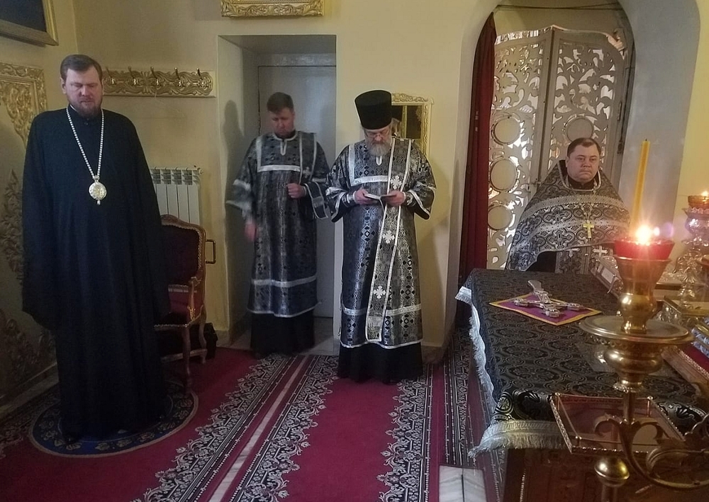 Во вторник первой седмицы поста митрополит Владимир молился за уставным богослужением в Никольском соборе