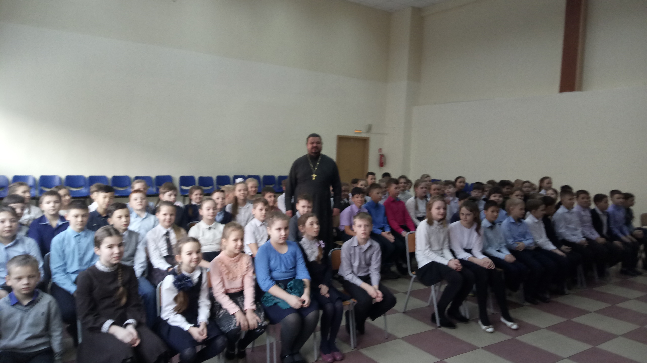 Иерей Виталий Шаркеев провел открытый урок-лекцию для учеников СОШ № 9 г. Находка