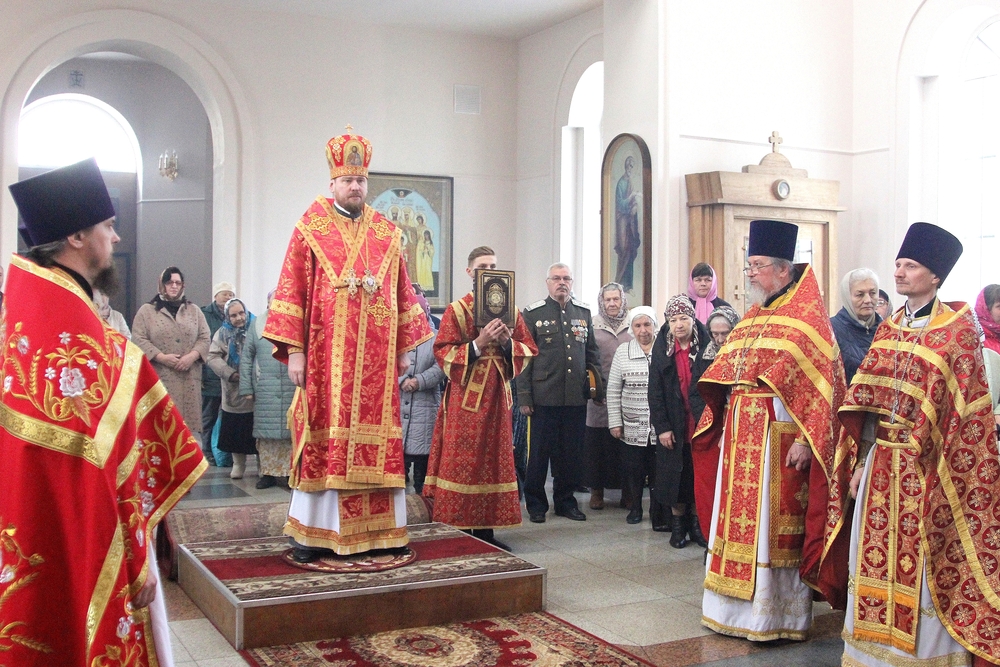 В Светлый понедельник митрополит Владимир совершил литургию в Богоявленском храме Артема