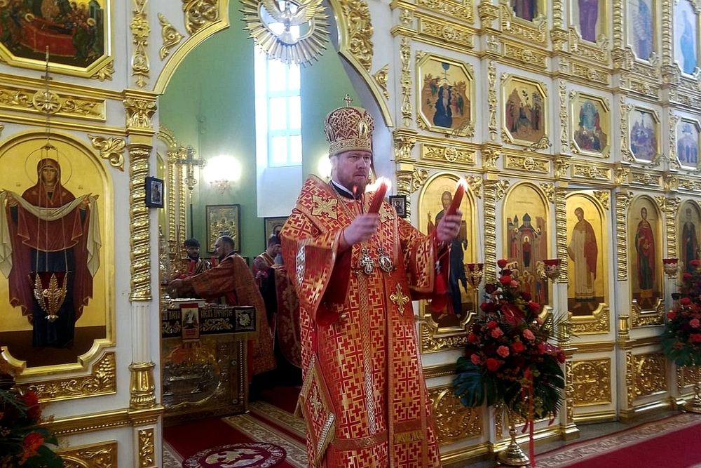 Митрополит Владимир возглавил встречу Благодатного огня и совершил вечернее богослужение в Покровском соборе 