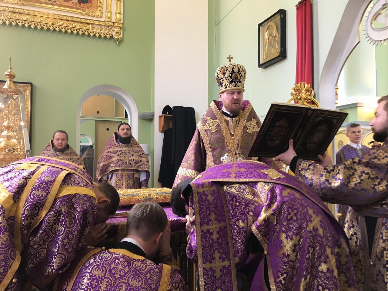 В Великий Четверг глава Приморской митрополии возглавил Божественную литургию святителя Василия Великого в Покровском соборе