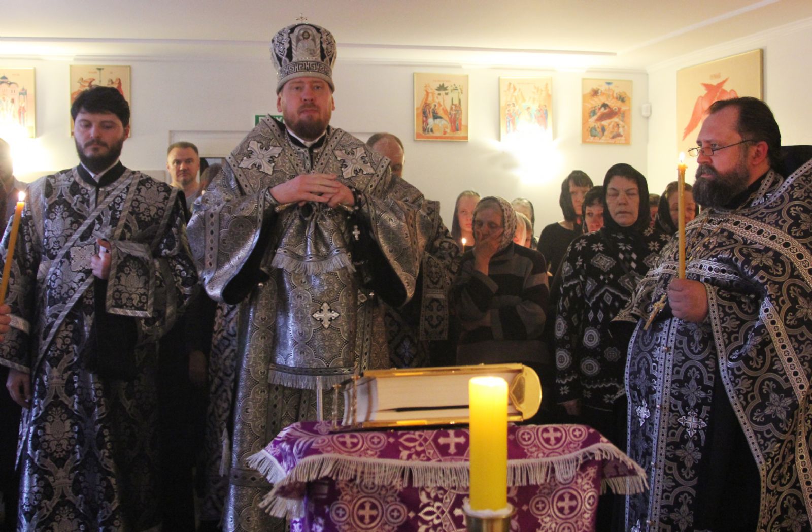 Митрополит Владимир возглавил чин пассии в храме Порт-Артурской иконы Божией Матери на Фастовской