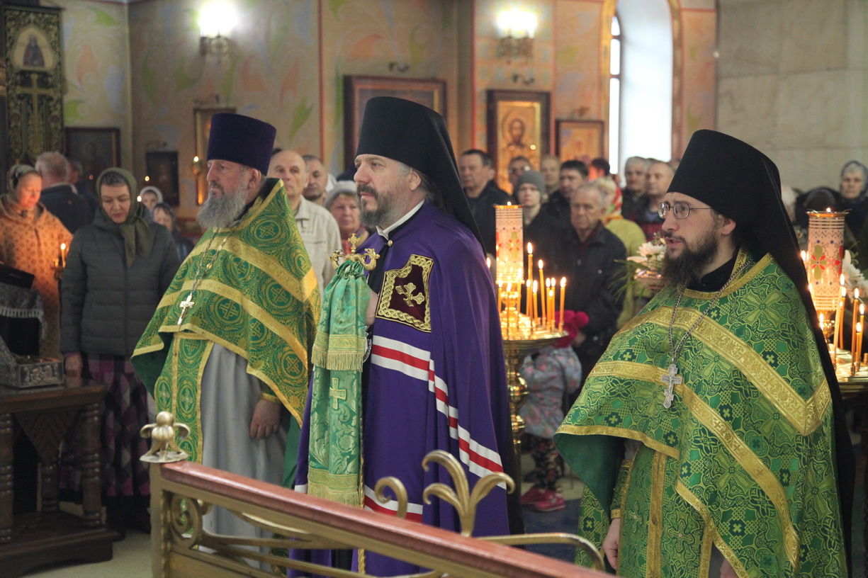 В Вербное воскресенье епископ Находкинский и Преображенский Николай совершил Божественную литургию свт. Иоанна Златоуста в Казанском кафедральном соборе г. Находки