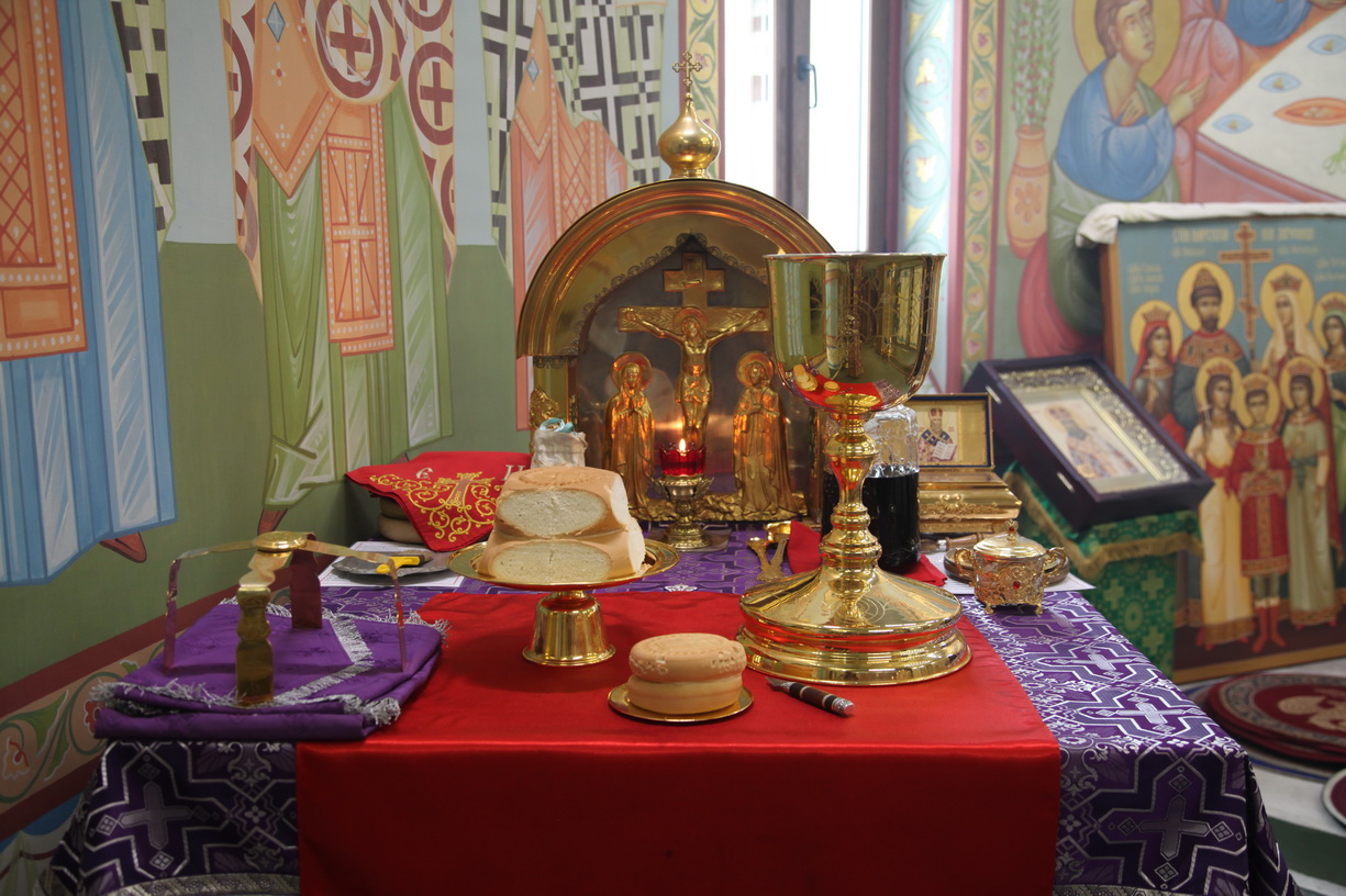 В Великий четверг епископ Находкинский и Преображенский Николай совершил вечерню и Божественную литургию свт. Василия Великого в Казанском Кафедральном соборе г. Находка