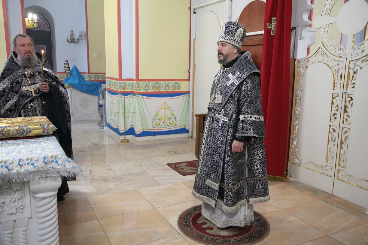 Епископ Николай совершил утреню Великой субботы с чином Погребения Плащаницы Господа