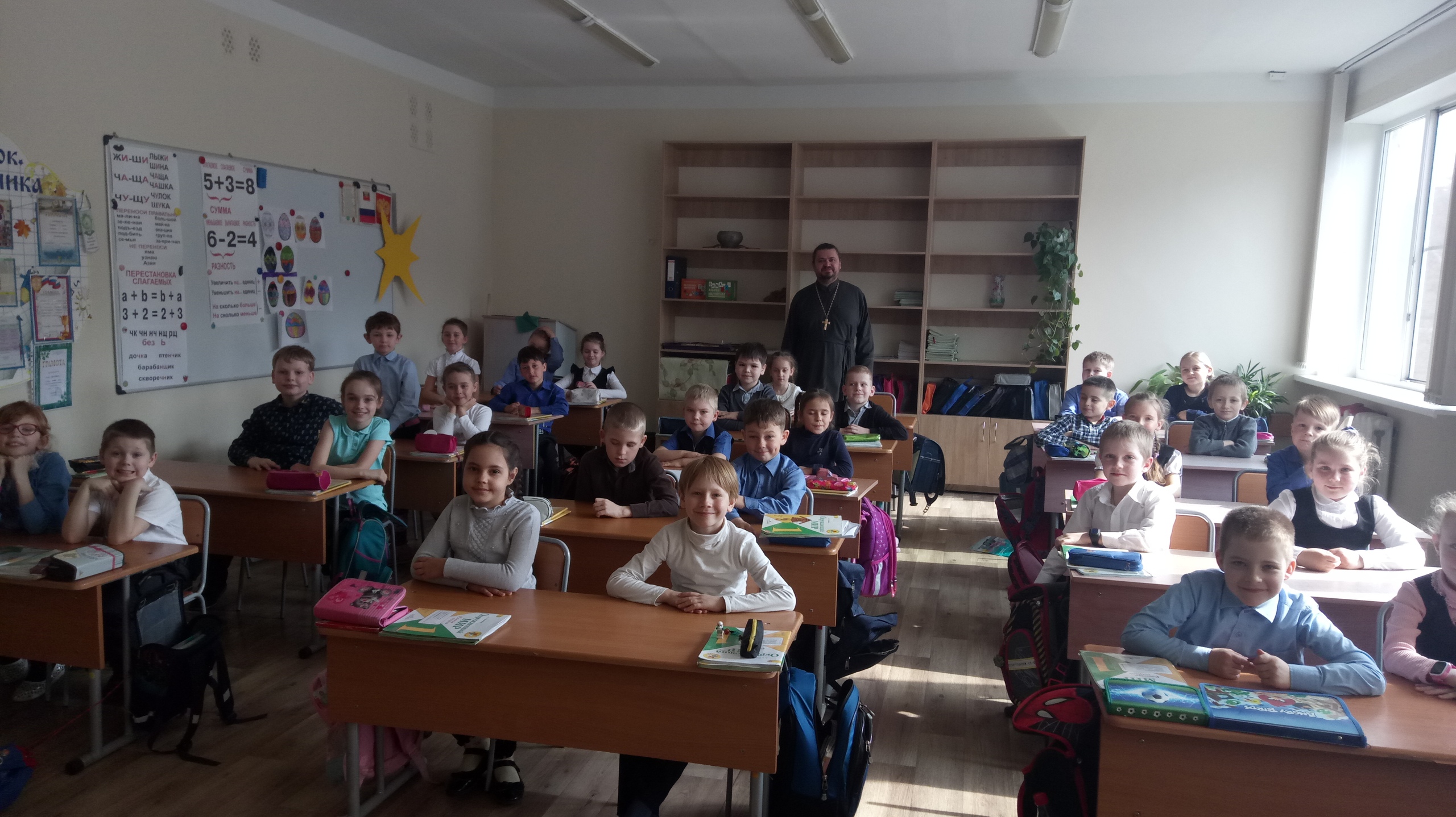 Иерей Виталий Шаркеев провел открытый урок-лекцию для учеников СОШ № 9 г. Находка