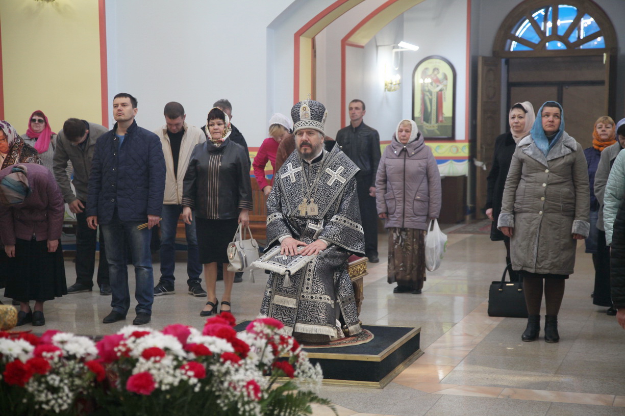 В Великую субботу епископ Находкинский и Преображенский Николай совершил вечерню с чтением 15-и паремий и Божественную литургию свт. Василия Великого в Казанском Кафедральном соборе г. Находки
