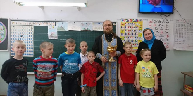 Священник благословил детей в школе-интернате