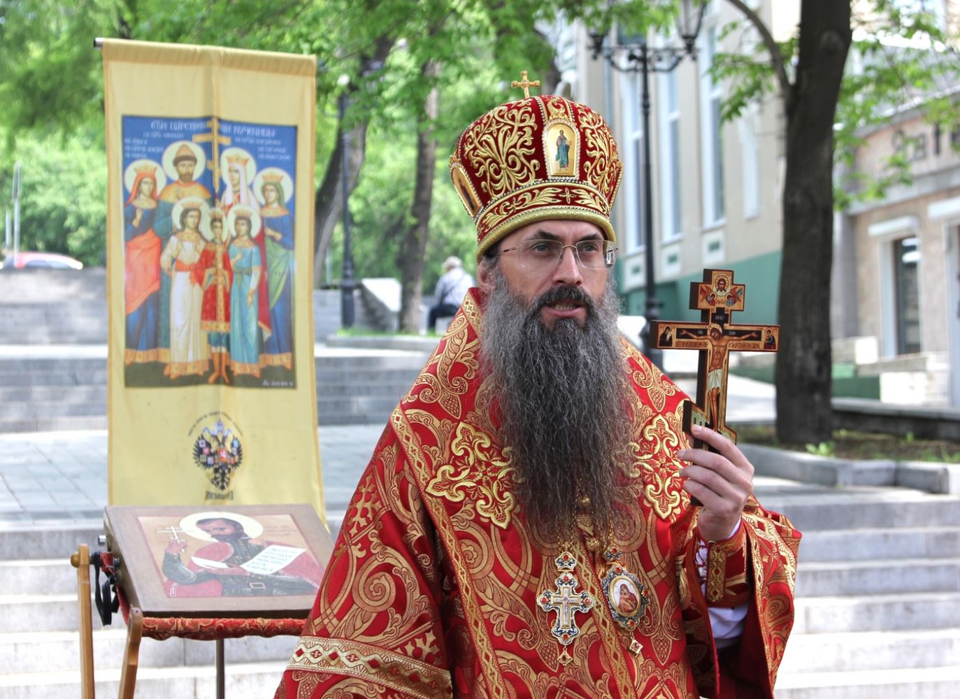 Епископ Иннокентий совершил молебен у Николаевской арки