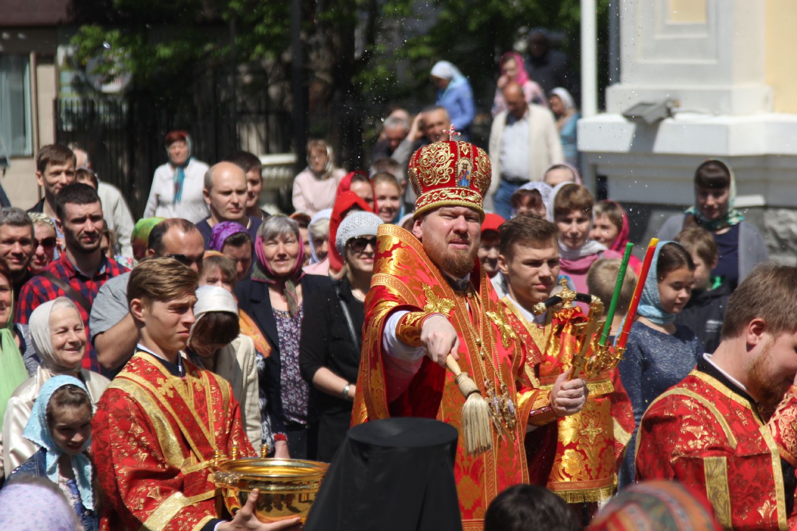 В Неделю 5-ю по Пасхе митрополит Владимир совершил Божественную литургию в Покровском кафедральном соборе