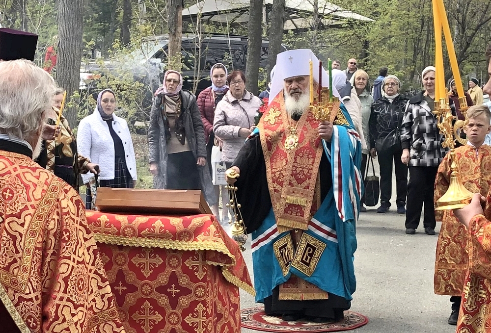 Соборную панихиду на Лесном кладбище возглавил митрополит Вениамин