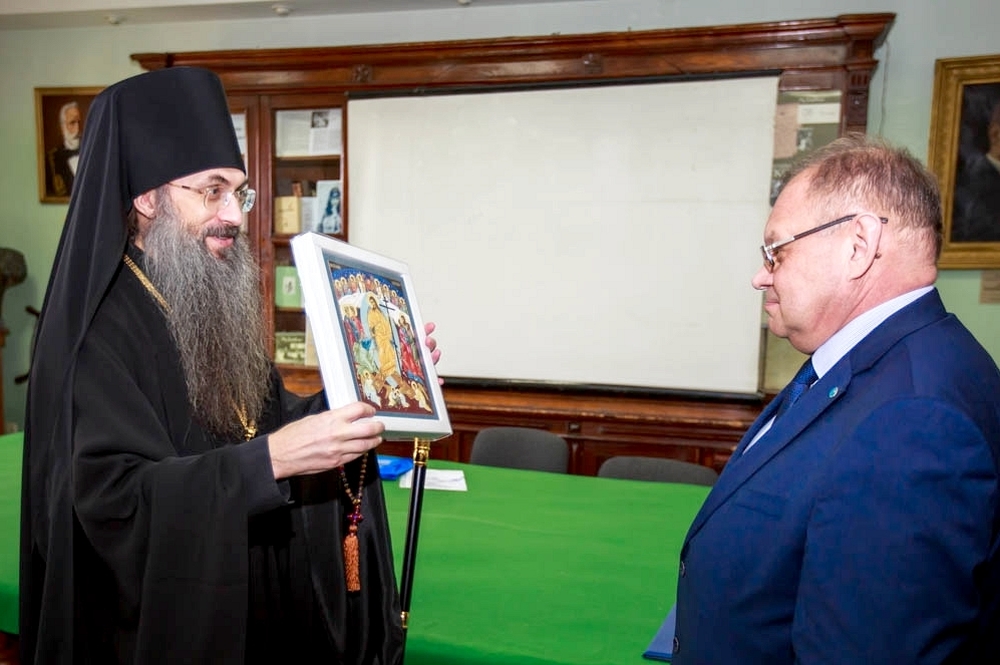 Епископ Иннокентий посетил отделение Русского географического общества