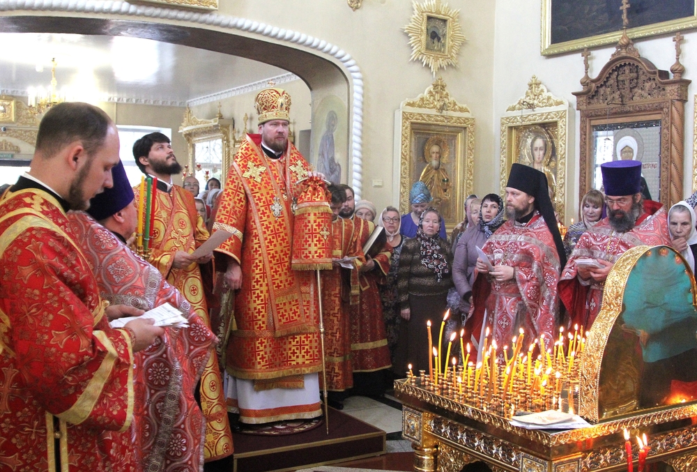 В день Радоницы митрополит Владимир совершил Божественную литургию и пасхальное поминовение усопших в Никольском соборе