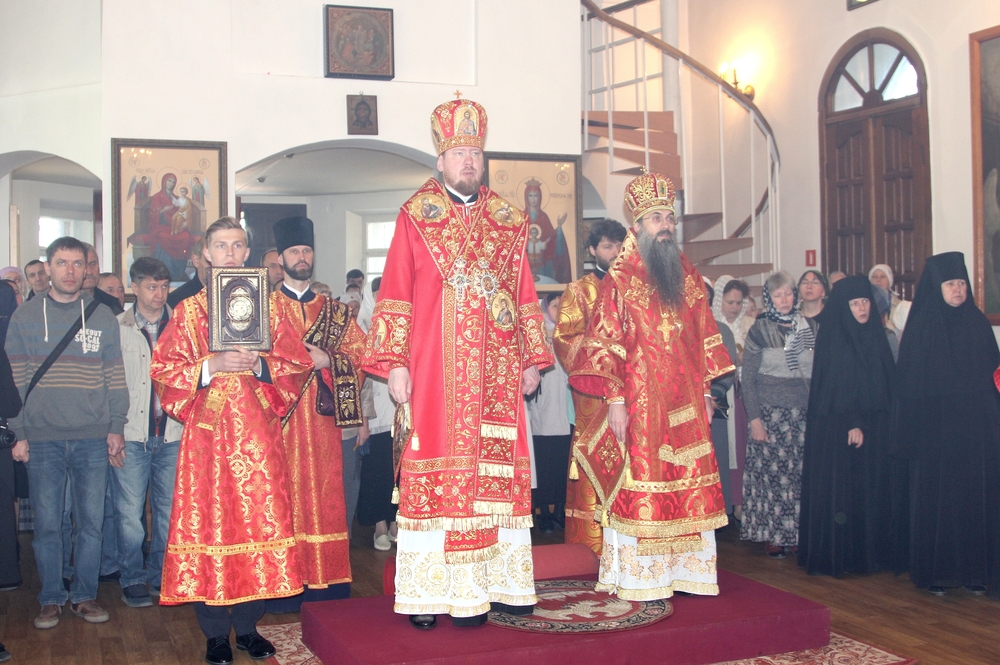 В Неделю жен-мироносиц митрополит Владимир совершил литургию в Марфо-Мариинском монастыре