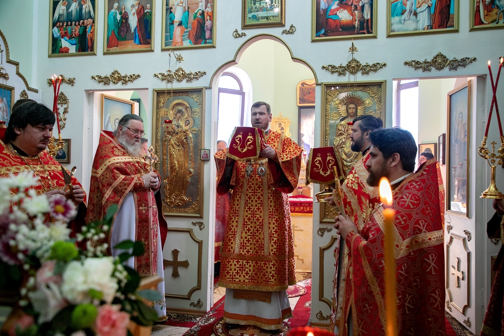 В четверг Светлой седмицы митрополит Владимир совершил литургию в Серафимовском храме Уссурийска