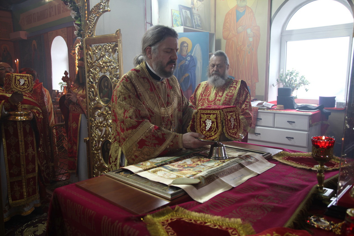 В Среду светлой седмицы епископ Находкинский и Преображенский Николай совершил Божественную литургию в Свято-Рождественском храме г. Находки