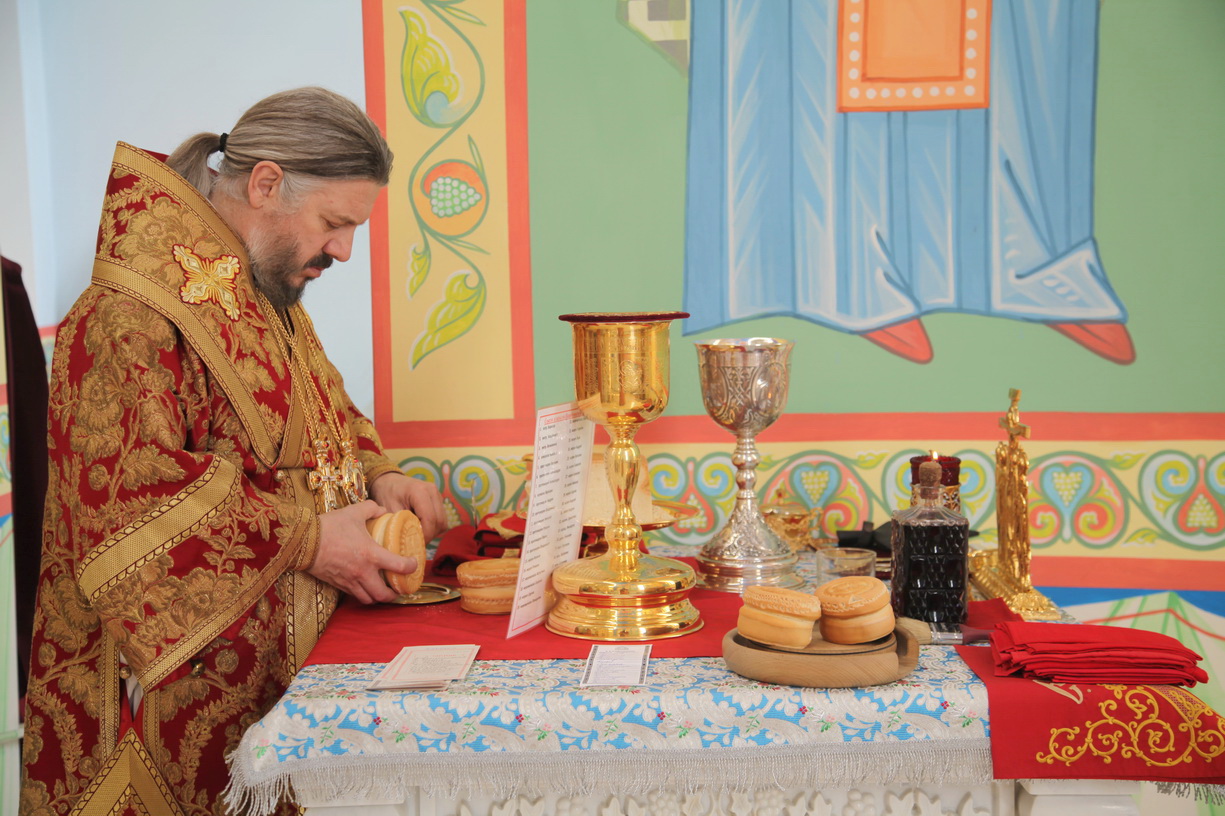 В пятницу Светлой седмицы епископ Находкинский и Преображенский Николай совершил Божественную литургию в Казанском Кафедральном соборе г. Находка