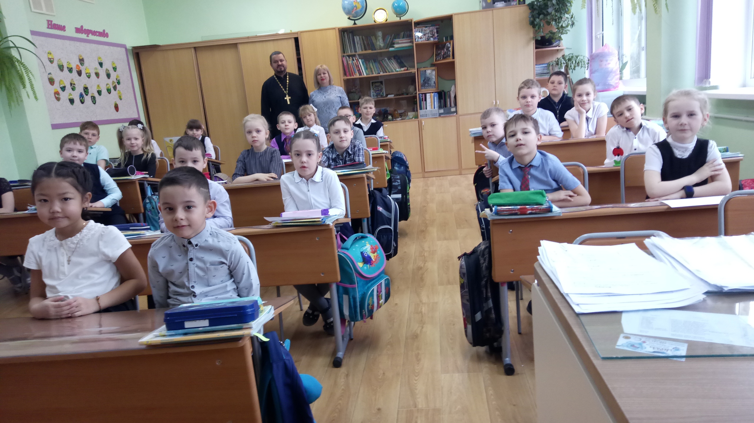 Иерей Виталий Шаркеев провел открытый урок-лекцию для учеников СОШ № 9 г. Находка