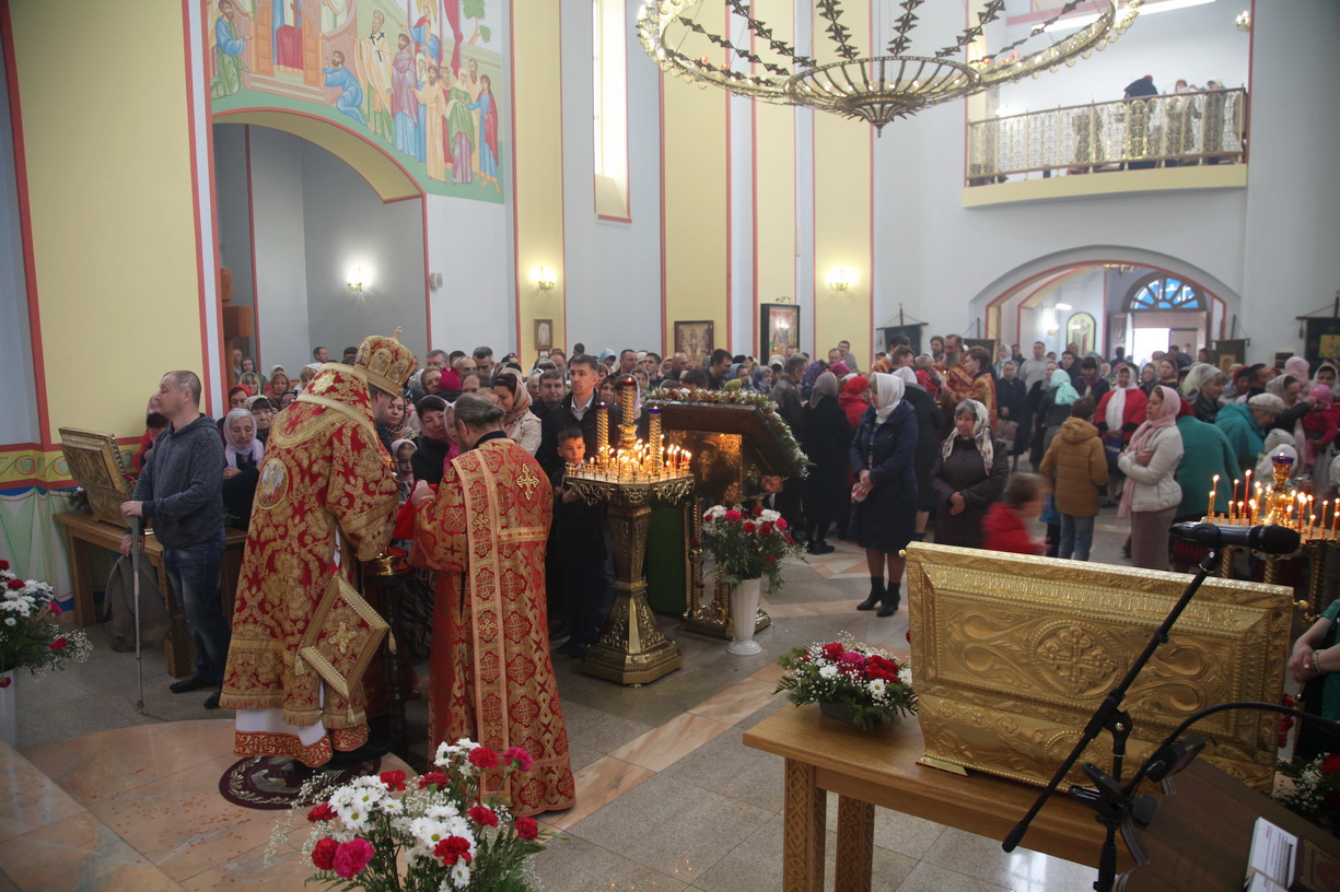 В неделю 2-ю по Пасхе, уверования апостола Фомы, епископ Находкинский и Преображенский Николай совершил Божественную литургию в Казанском Кафедральном соборе г. Находки