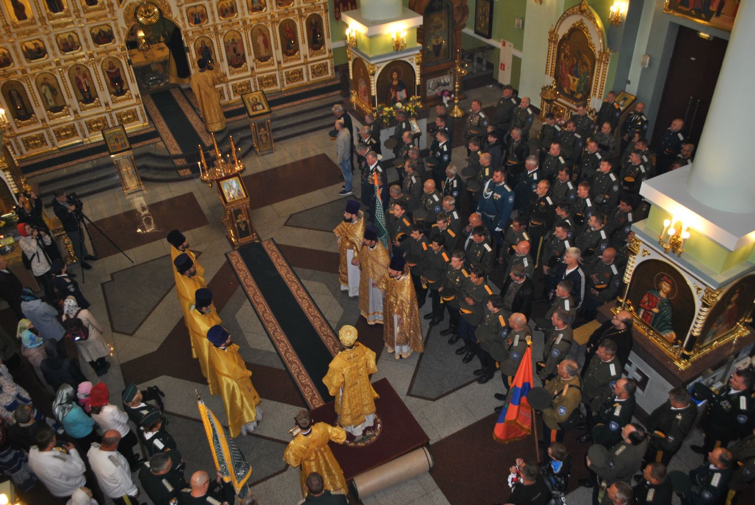 Епископ Уссурийский Иннокентий совершил литургию в Покровском кафедральном соборе