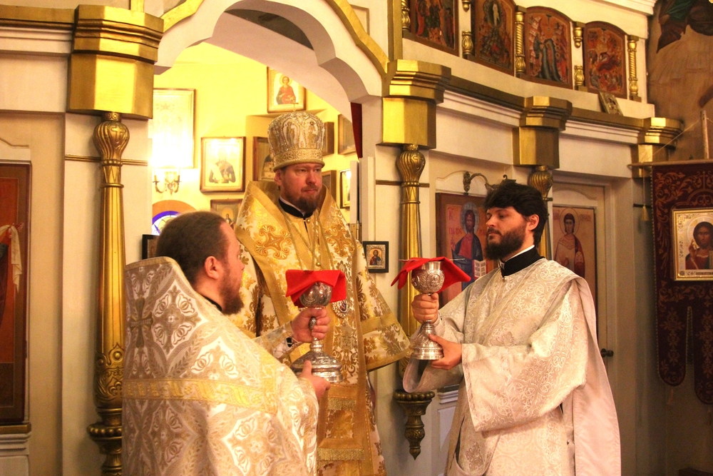 В день престольного праздника митрополит Владимир возглавил Божественную литургию в храме праведного Иоанна Кронштадтского