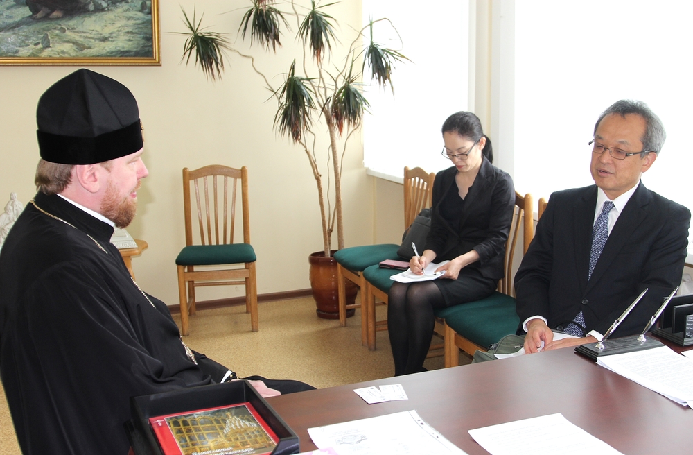 В епархиальном управлении состоялась встреча главы Приморской митрополии и генерального консула Японии во Владивостоке