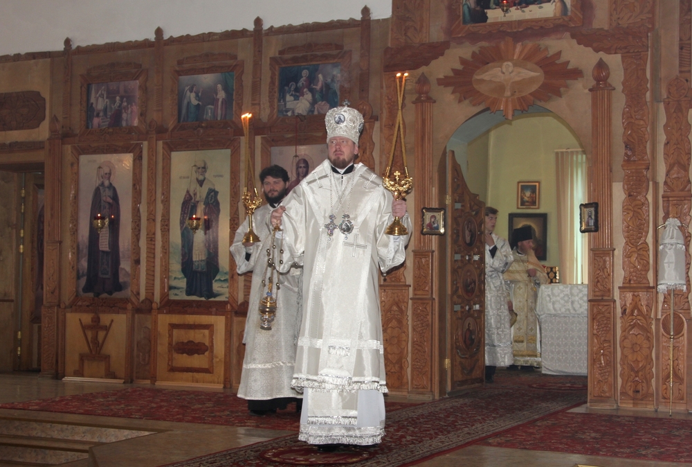 В Троицкую субботу митрополит Владимир совершил литургию и поминовение усопших в Казанском женском монастыре поселка Раздольное