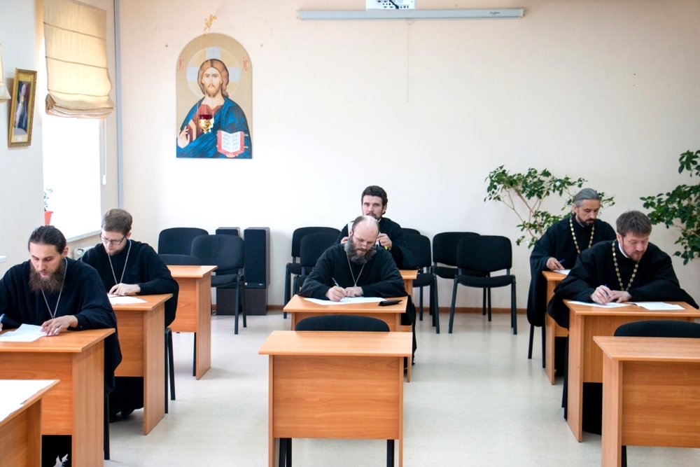 Священнослужители Владивостокской епархии успешно сдали итоговый экзамен в Хабаровской духовной семинарии