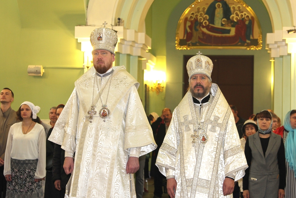 В Неделю 7-ю по Пасхе митрополит Владимир и епископ Николай совершили Божественную литургию в Покровском кафедральном соборе