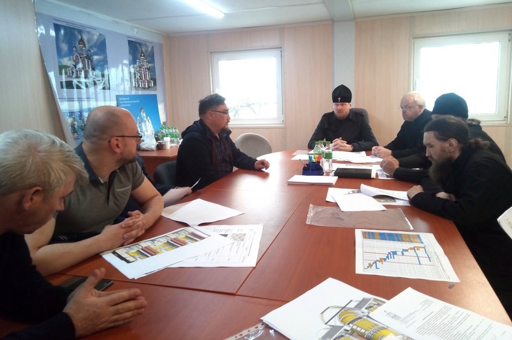 Митрополит Владимир провел рабочее совещание на строительной площадке Спасо-Преображенского собора 