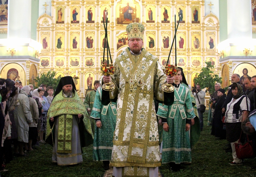 В день Святой Троицы глава Приморской митрополии возглавил литургию в Покровском кафедральном соборе