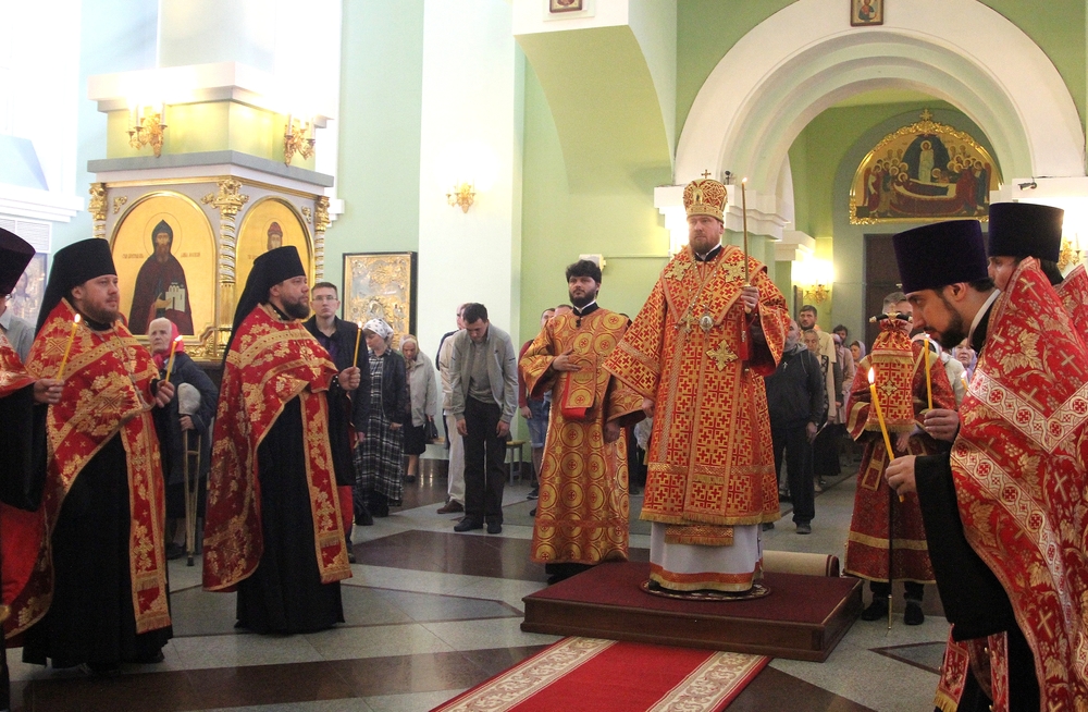 Митрополит Владимир возглавил всенощное бдение в Покровском соборе