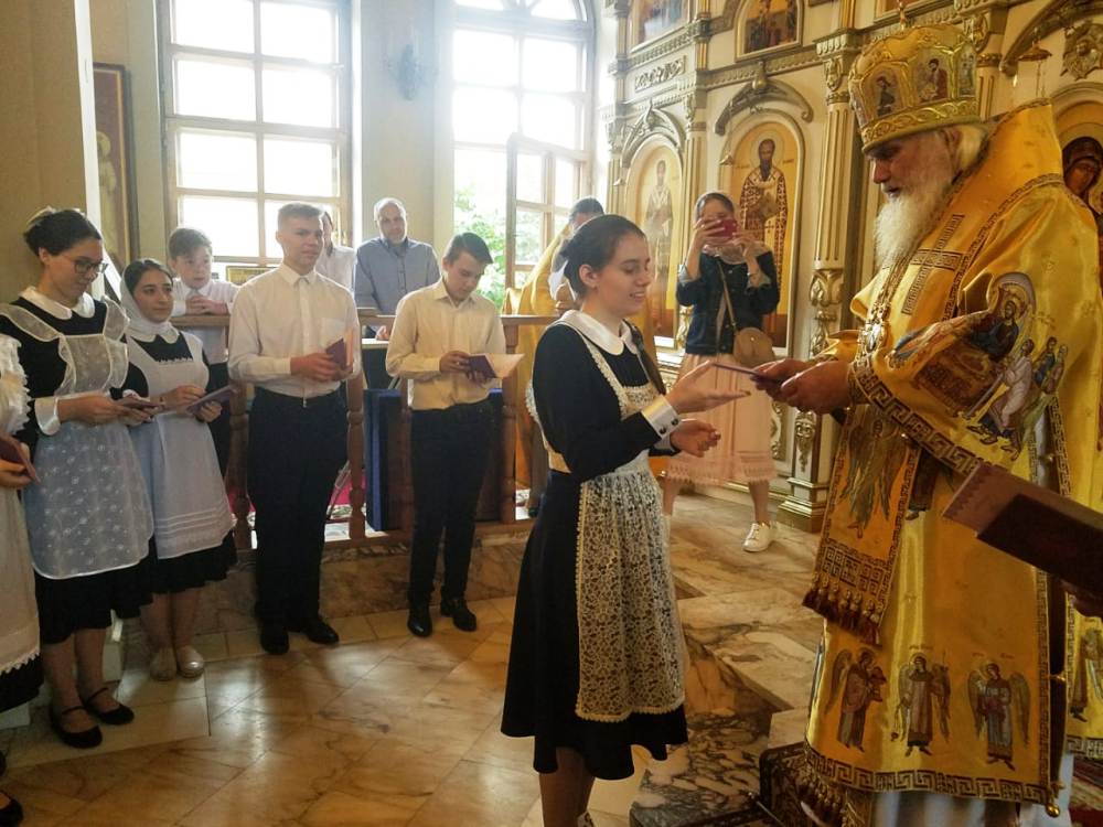 Митрополит на покое Вениамин поздравил выпускников православной гимназии