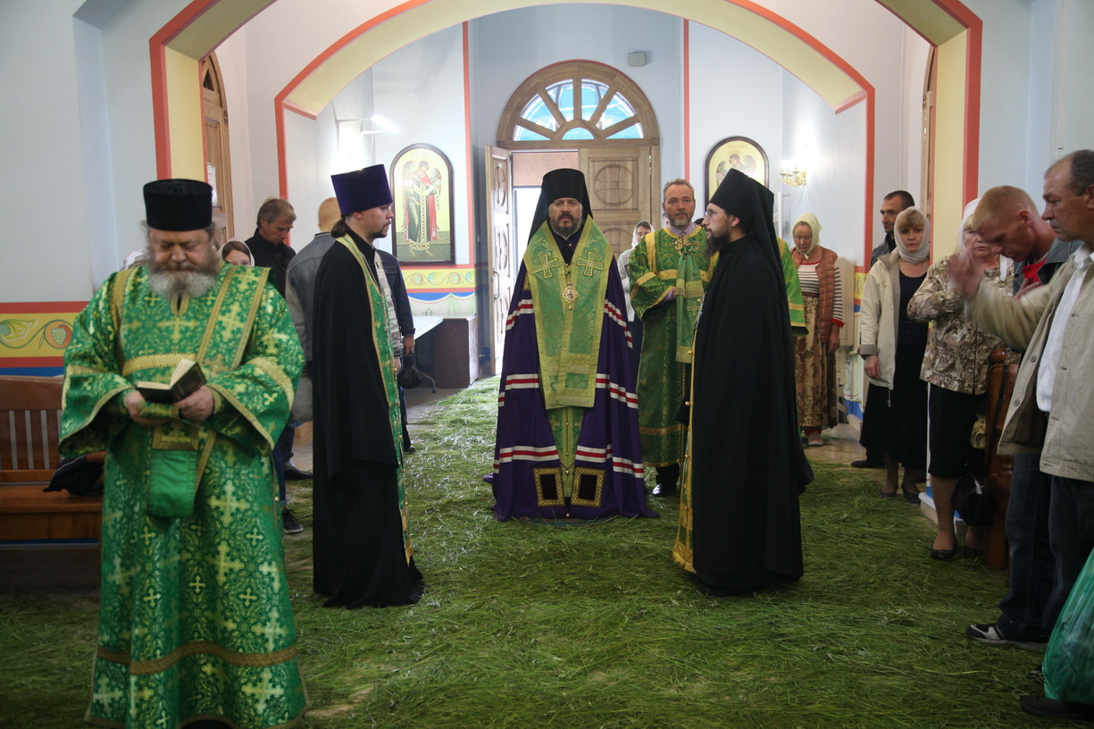 В канун праздника Святой Троицы епископ Николай совершил всенощное бдение в Кафедральном соборе Находки