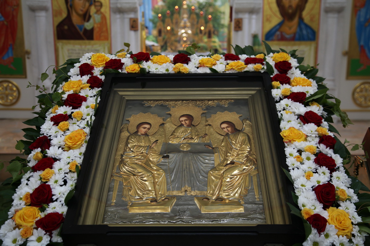 В праздник Пятидесятницы епископ Находкинский и Преображенский Николай совершил праздничную Божественную литургию в Казанском соборе г. Находки