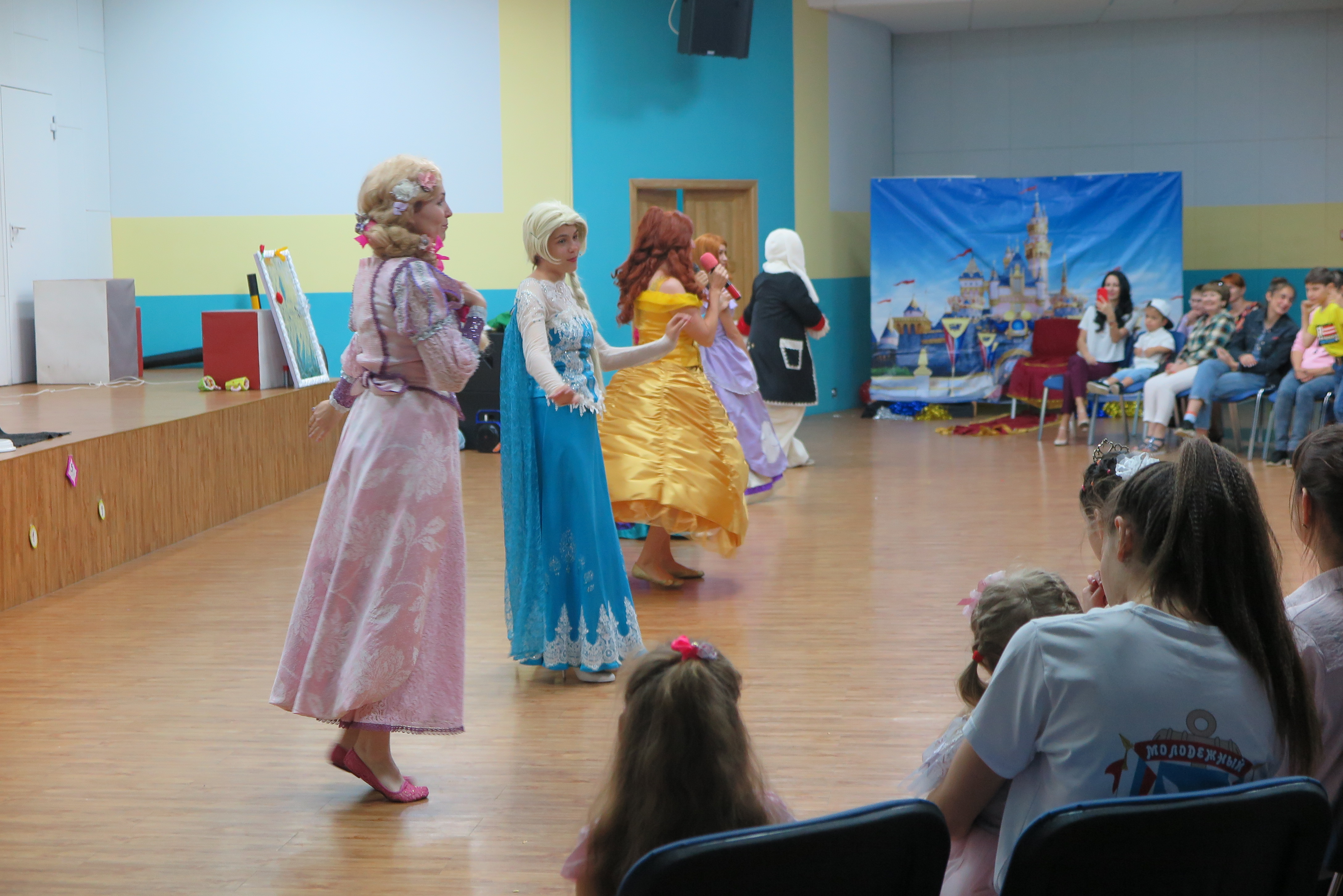 Бал принцесс и принцев для особенных детей при поддержке депутатов состоялся в Фокино 