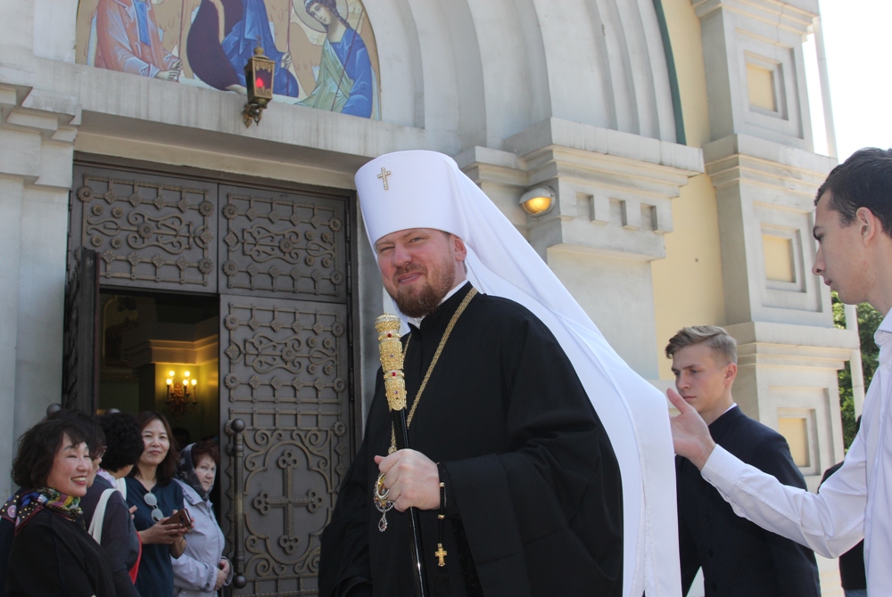 Митрополит Владивостокский и Приморский Владимир совершил Божественную литургию в Покровском соборе