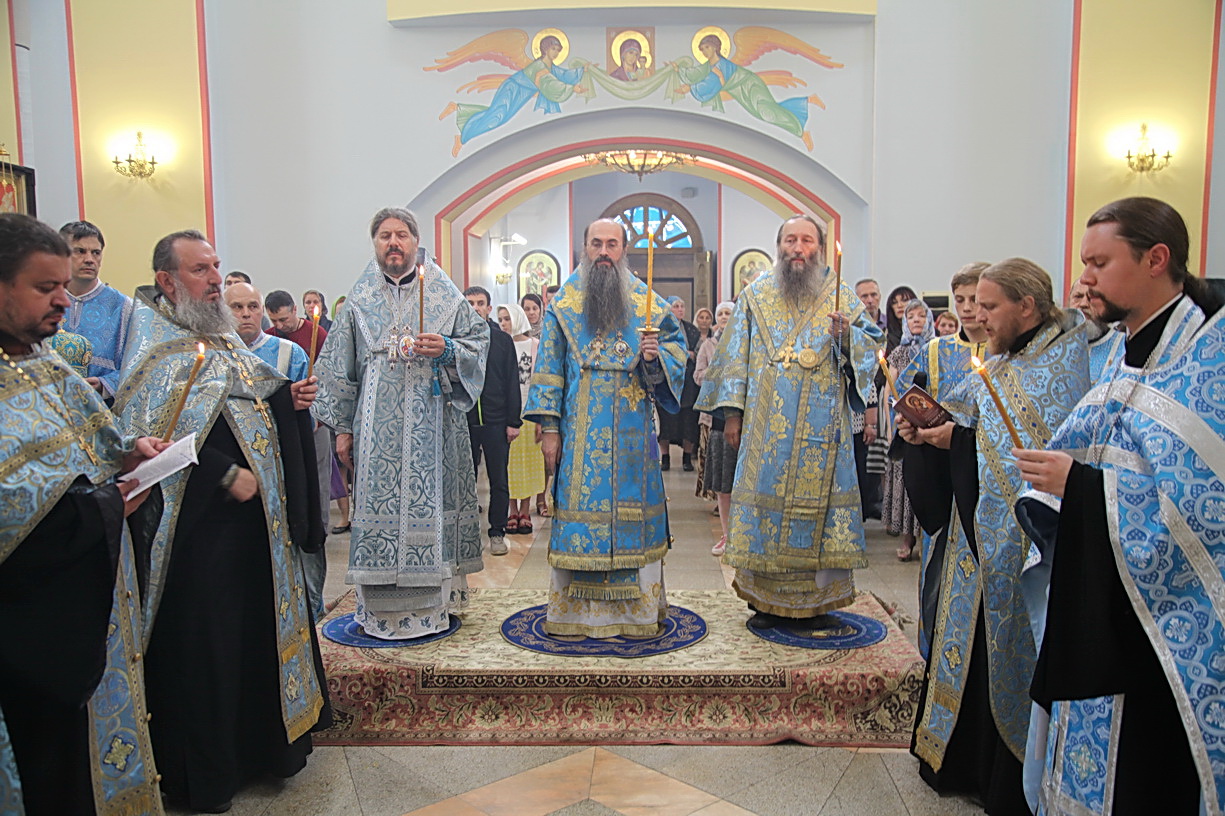 В канун празднования Казанской иконы Божией Матери архиереи Приморской митрополии возглавили всенощное бдение в Казанском соборе г. Находки