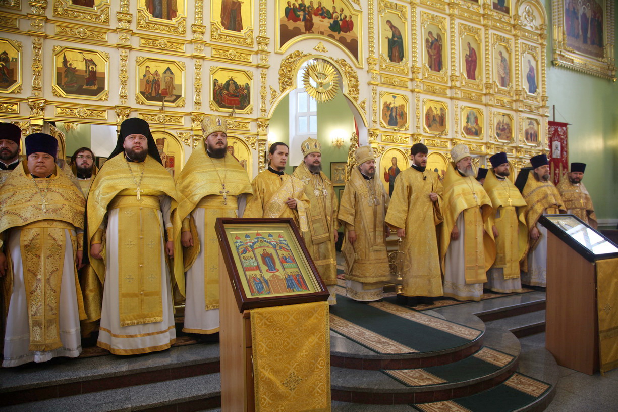В День Крещения Руси три дальневосточных архипастыря совершили литургию в Покровском соборе.
