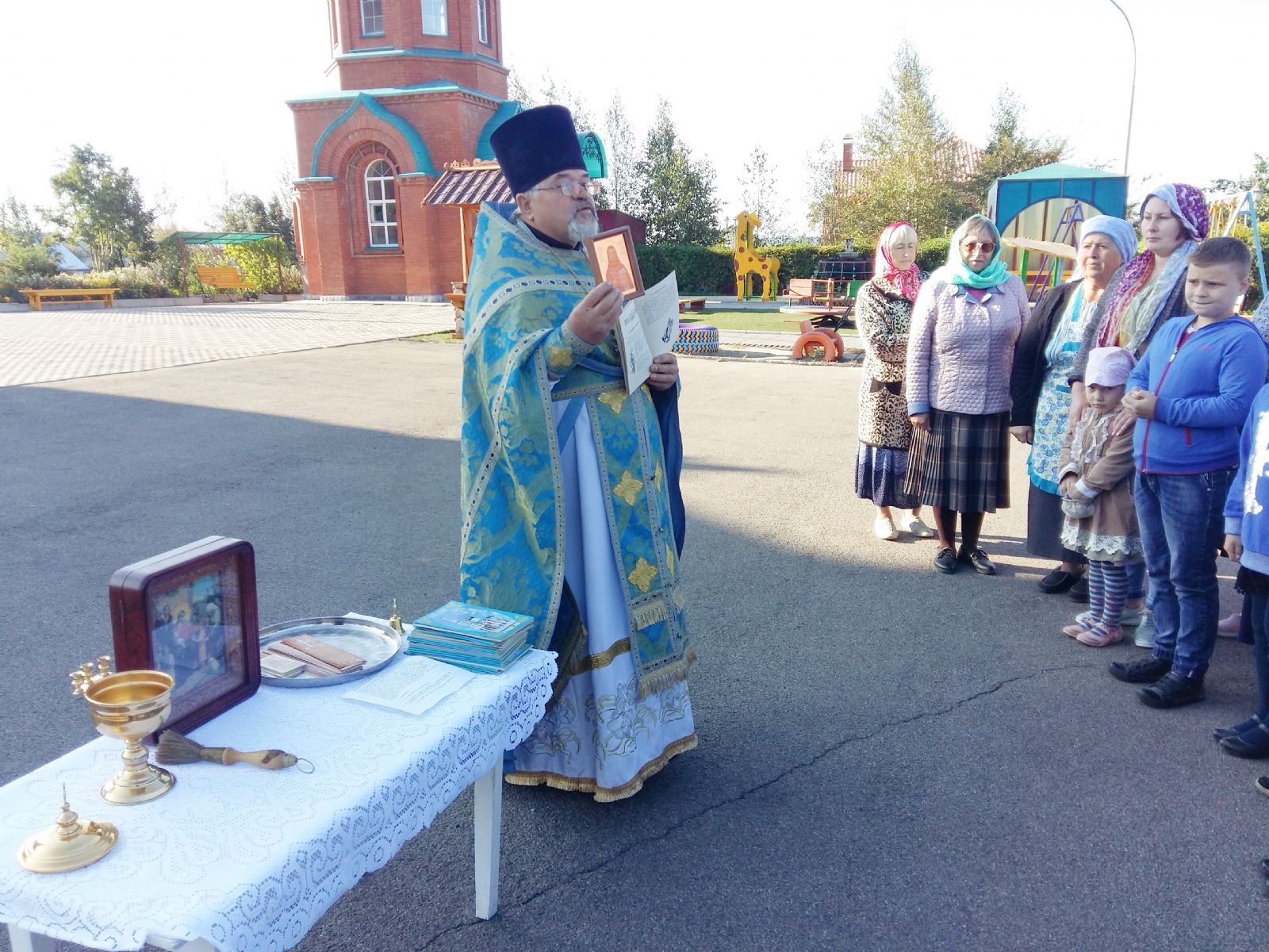 В селе Спасском учащимся воскресной школы подарили иконочку священномученика Андрея Зимина