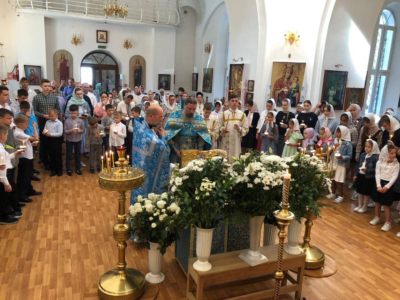 Учащиеся Воскресной школы поселка Угловое прослушали молебен на начало учебного года