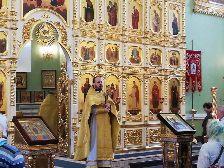В первый день Успенского поста в Покровском соборе Владивостока освятили мёд