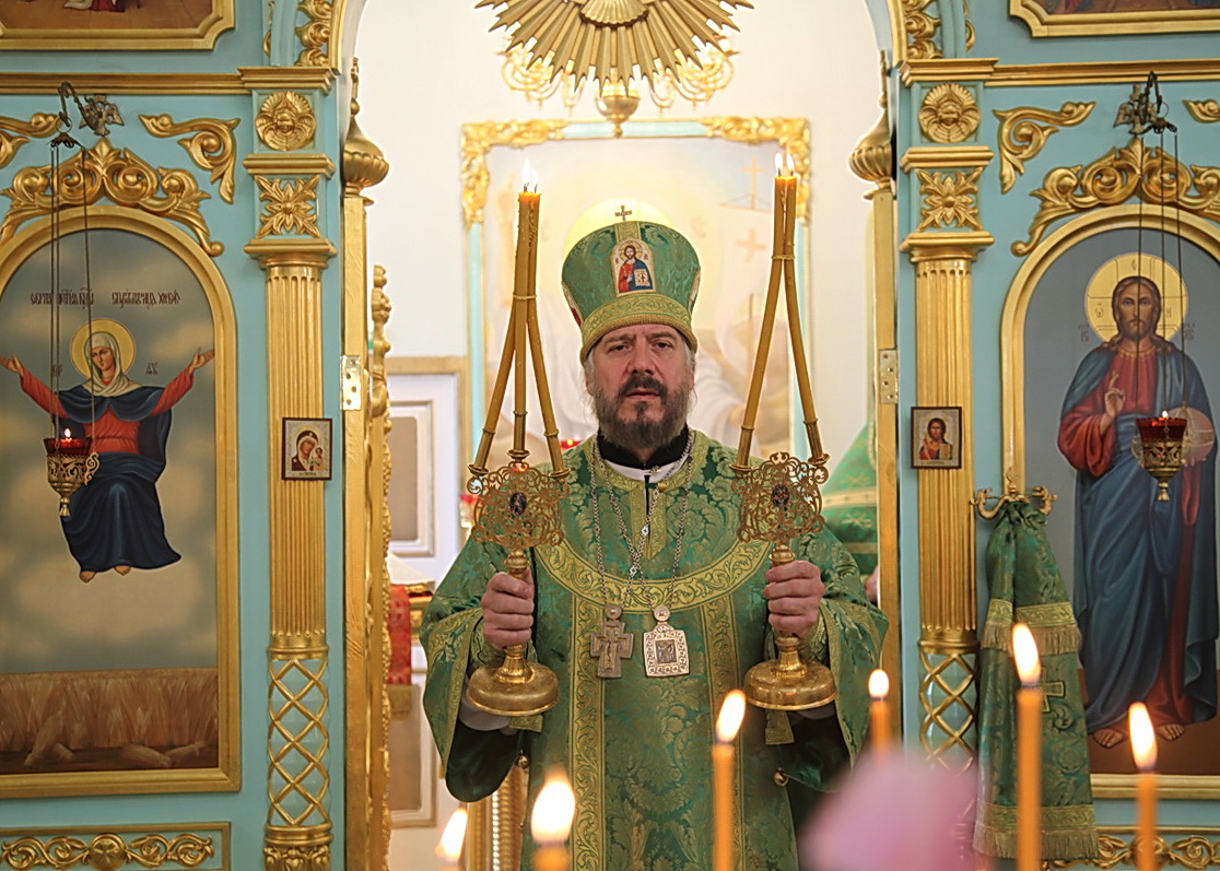 В день памяти преподобного Серафима Саровского, епископ Находкинский и Преображенский Николай совершил Божественную литургию в Свято-Серафимовском храме при ОАО "Владхлеб" г. Владивостока.