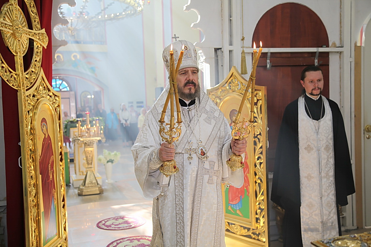 В канун праздника Преображения епископ Николай совершил всенощное бдение в Казанском соборе.